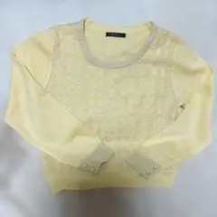 【美品】春物ニット ラメ入りイエロー色　袖ボタン付き