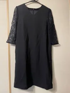 黒のレース袖パーティードレス