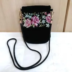 黒の花柄刺繍 フラップポーチポシェット　 フェイラー風