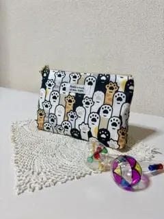 【再販】ネコの手！借りたい　マルチカラー　16㎝ファスナーポーチ　ハンドメイド