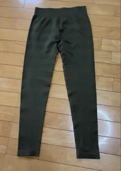 GU ヨガパンツ カーキ色 シームレス