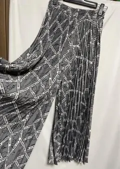 プリーツパンツ　M-L サイズ