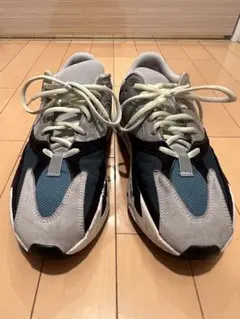 Adidas Yeezy Boost 700シューズ