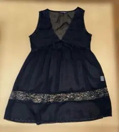 黒のVネックレースチュニック