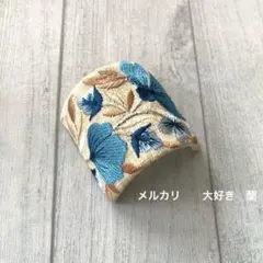 インド刺繍リボン　ベージュに青い花刺繍　ポニーフック縦長め(ソフトワイヤー入り)