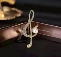 音符デザイン ブローチ パール付き