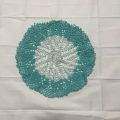 ターコイズとホワイトの円形レースマット　ドイリー　直径28センチ