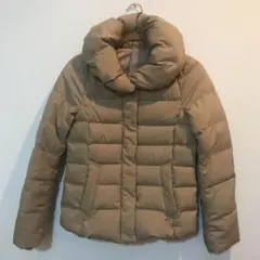 ベージュ ダウンジャケット