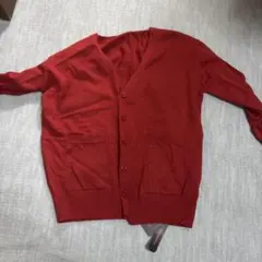 赤いVネックカーディガン