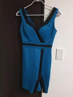 青いVネックナイトドレス