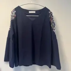 CECIL McBEEフラワー刺繍ネイビーVネック長袖トップスのサムネイル