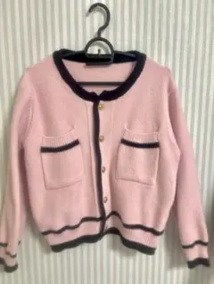 ピンクのニットカーディガン