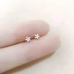 A219　ミニ　銀　花　シルバー　両耳用 小ぶり 上品 シンプル　誕プレ　小さい