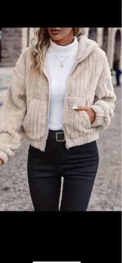 ベージュ フリースジャケット フード付き