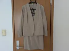 ベージュ ノーカラー スカートスーツ