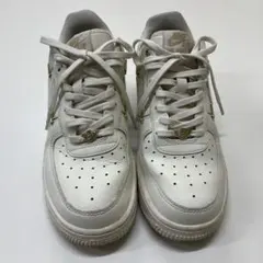 Nike Air Force 1 ホワイト ゴールドアクセント