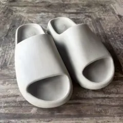 yeezy slide イージースライド 27.5 pure 極美品 - メルカリ