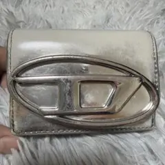 DIESEL AirPodsケース ミニポーチ チャーム メタリック ブロンズ DIESEL AirPodsケース ミニポーチ チャーム メタリック ブロンズ