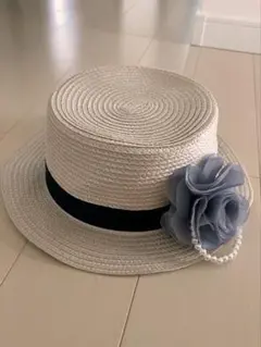 子供用グレーっぽいベージュに黒リボンコサージュ取り外し自由2wayかんかん帽