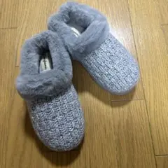 Dearfoamsグレーのファー付きルームシューズ