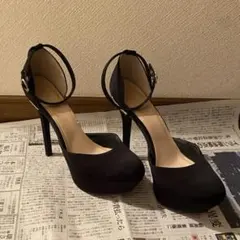 Ｒ＆Ｅ　黒いアンクルストラップ高ヒールパンプス