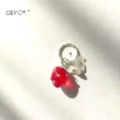 【ハンドメイド】レジンのいちごと白い花のチャーム　キーホルダー　ペンダントトップ
