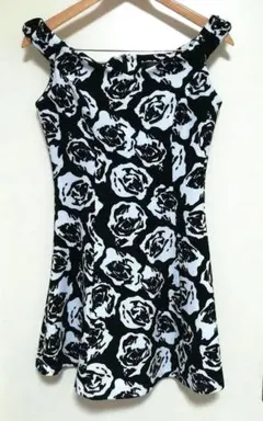 デイジーストア　オフショルダー 黒と白のバラ柄 フレアドレス　キャバワンピース