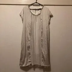 アイボリー フリル付き 半袖ワンピース