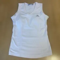 adidas 薄ピンクベージュVネック タンクトップ　カップ付きタンクトップ