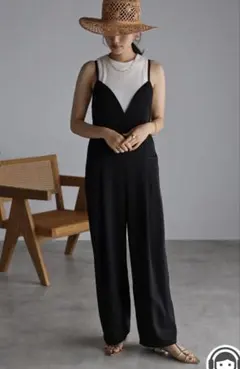 Bonjoursagan 黒いVネックオールインワン