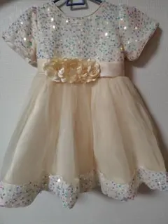 スパンコール付きクリーム色ドレス