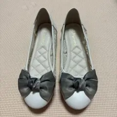 リボン付きホワイトフラットシューズ