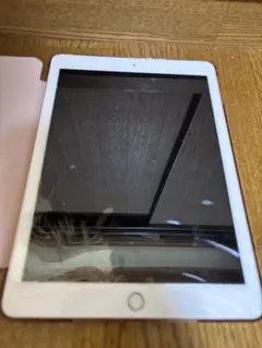 iPad 第6世代 32GB ゴールド 画面割れあり ケース付きのサムネイル