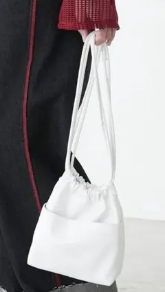 新品白の巾着ショルダーバッグ