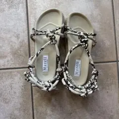 Mazell 編み込みフラットサンダル ホワイト・ブラック