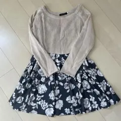 ベージュニットと花柄ミニワンピースのサムネイル