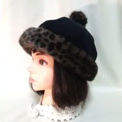 手作り、ポンポン付きヒョウ柄冬用帽子