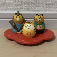 デコレ　コンコンブル　ごあいさつ　おせち　福猫だるま寅　台座赤