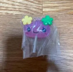 カプセルトイ 紫色キャラクター 花飾り付き