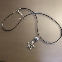 星形ペンダントの黒いネックレス