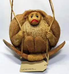 ブランコに乗るココナッツで作った猿 H=17㎝
