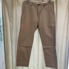 ベージュ チノパン