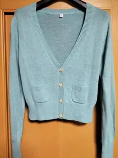 ミントブルーのVネック長袖カーディガン・ボタンとポケット付き・サイズМ