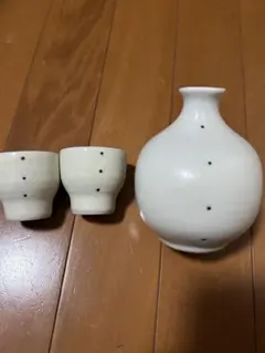 白い陶器製おちょこ2個と徳利セット