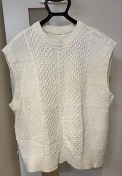 GU ホワイト ケーブル編み ニットベスト Mサイズ