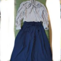 リボン付きブラウスとネイビーパンツセットアップ