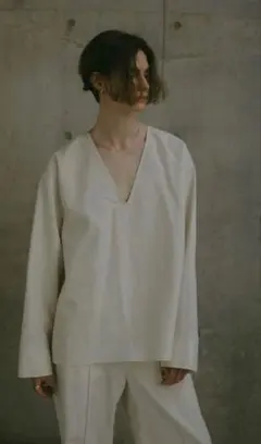 ETRÉ TOKYO ビッグシルエット Vネックブラウス ホワイト 長袖のサムネイル