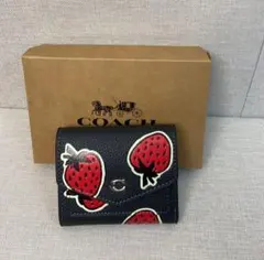 新品・未使用コーチCOACH ストロベリー柄 二つ折り財布 新品未使用]COACHコーチ 二つ折り財布 ストロベリー柄 いちご柄
