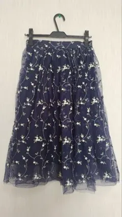 フリーズマート　刺繍入りネイビーフレアスカート