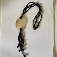 黒いビーズと貝殻のロングネックレス